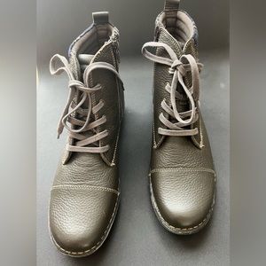 Clark’s Women’s Whistle Bea Ankle Boot, Full Grain Leather, Size US 10